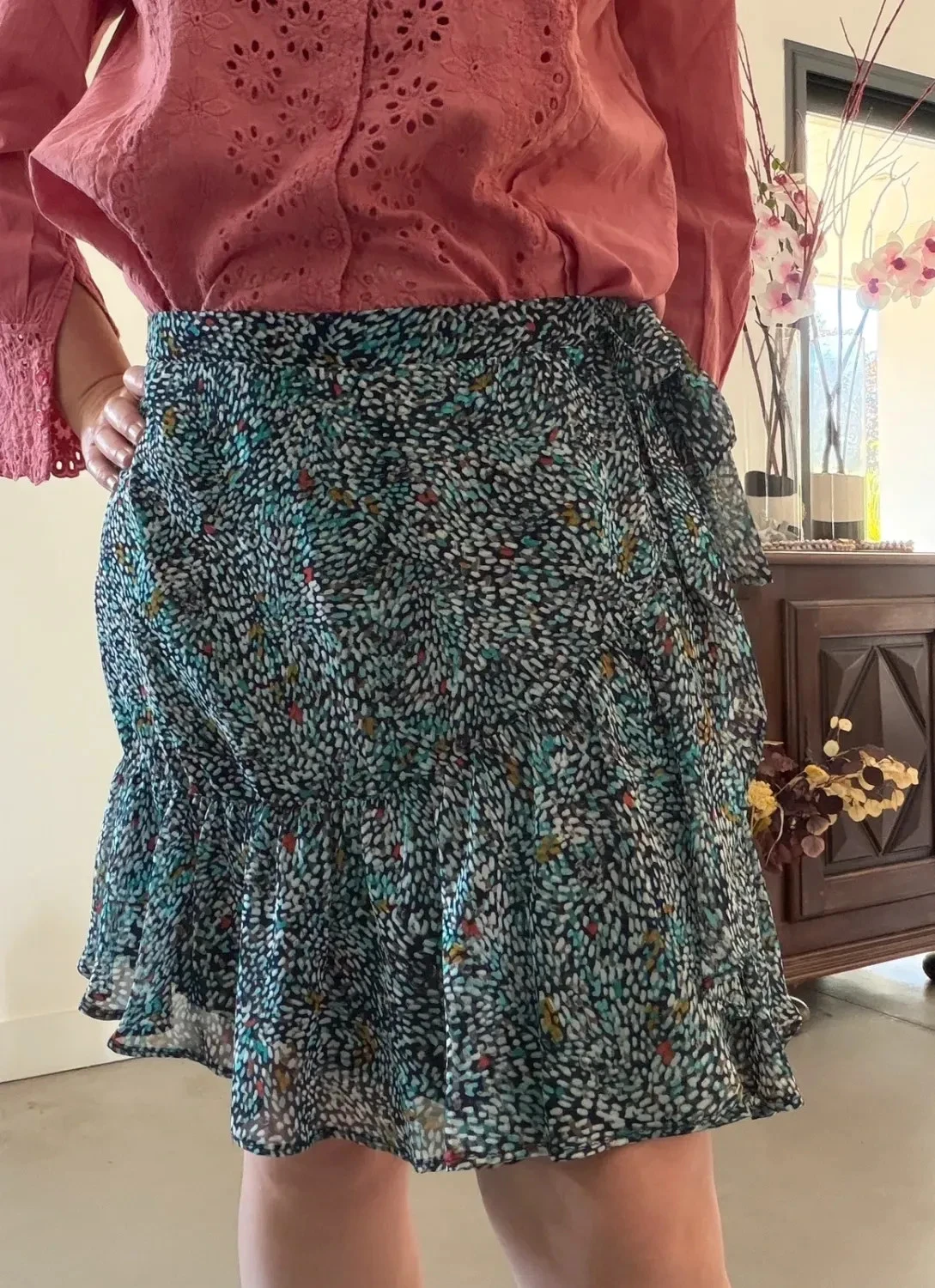 Falda Naf Naf T44 con volantes estampado azul verde con cinturón para atar – photo 2